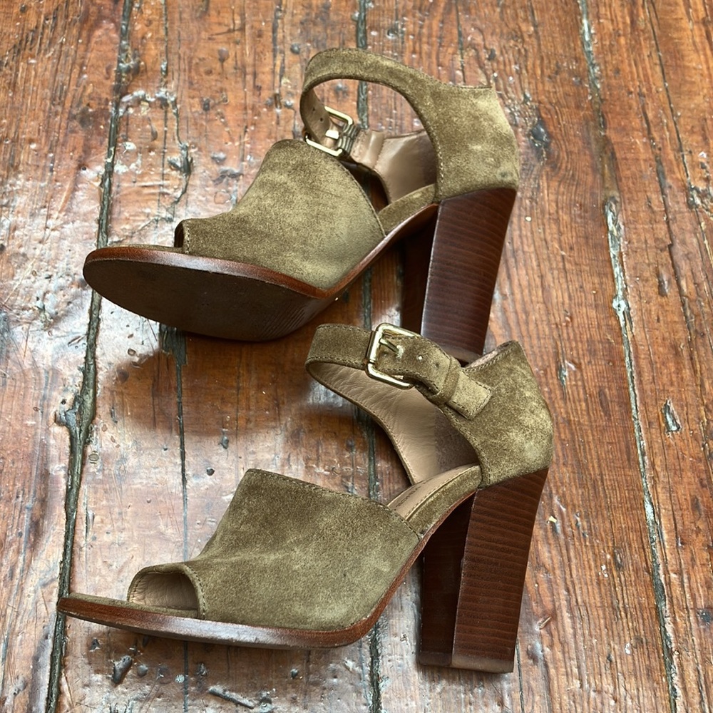 Vince Camuto suede sandals 5M